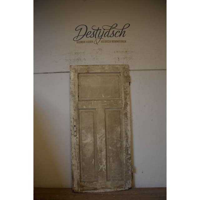 Oude opdekpaneeldeur met drie vakken